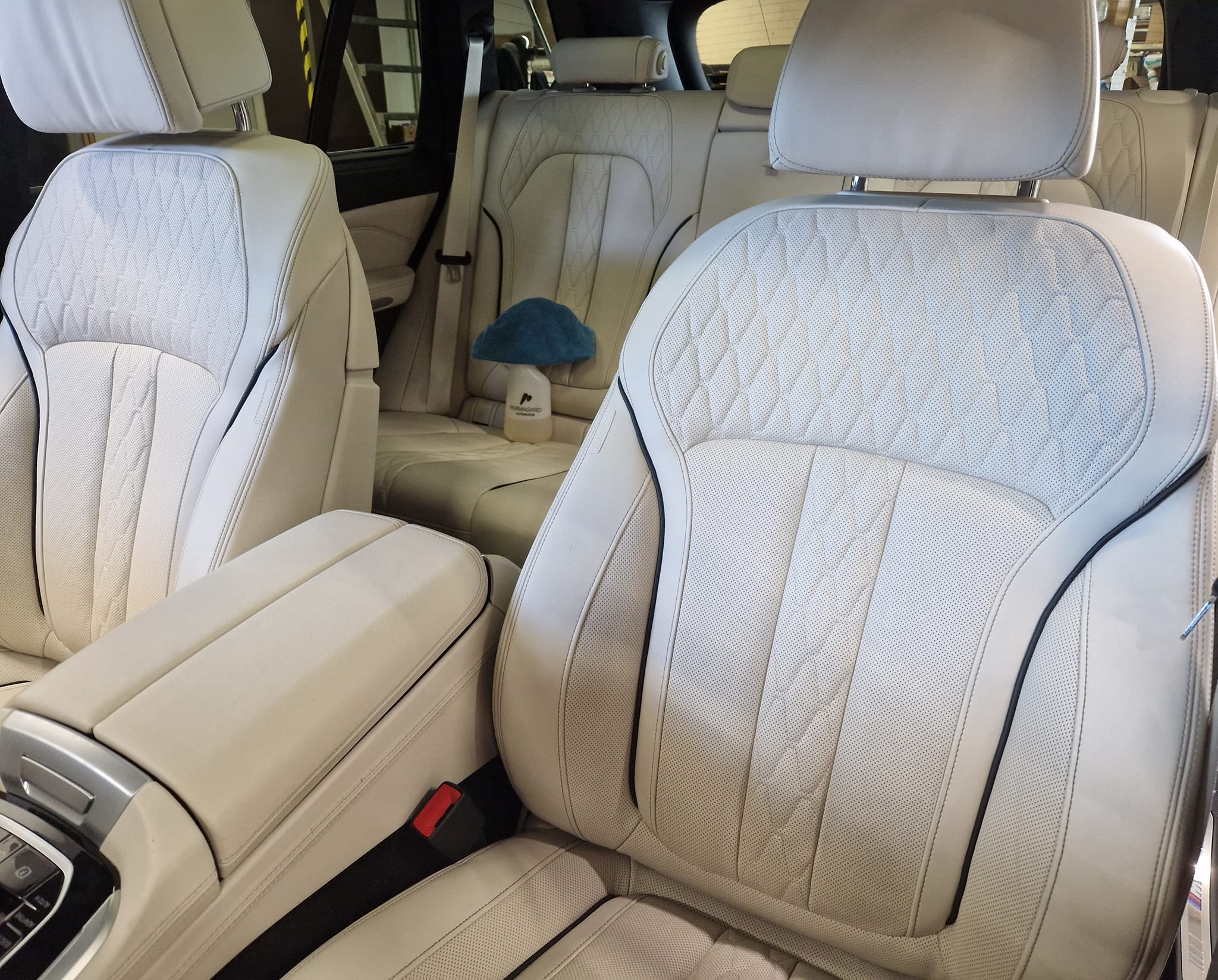 Photo d’un intérieur cuir blanc, BMW X5, 3ans